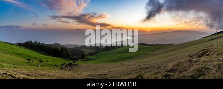 Ein Panoramabild des Sonnenuntergangs über der Insel S. Miguel Stockfoto