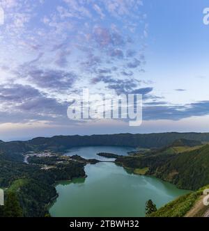 Ein Panoramabild des Sees der sieben Städte (Lagoa das Sete Cidades) bei Sonnenuntergang Stockfoto