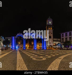 Ein Panoramabild der Stadttore von Ponta Delgada bei Nacht (Azoren) Stockfoto