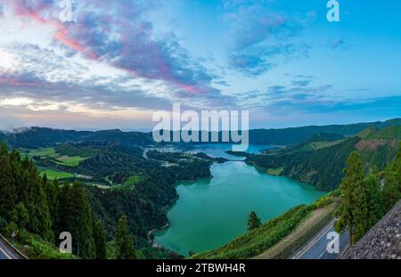 Ein Panoramabild des Sees der sieben Städte (Lagoa das Sete Cidades) bei Sonnenuntergang Stockfoto