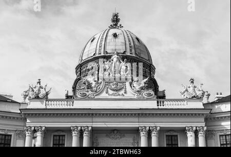 Ein Schwarzweißbild des oberen Teils der Hauptfassade der Hofburg (Wien) Stockfoto