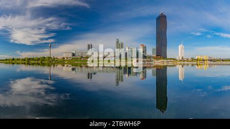 Ein Panoramabild des Internationalen Zentrums Wien reflektiert auf der Donau Stockfoto