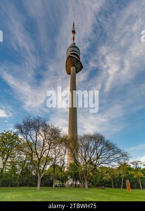 Ein vertikales Panoramabild des Donauturms aus Sicht des Parks unten Stockfoto