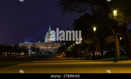 Ein Bild der National Mall bei Nacht, mit dem Kapitol der Vereinigten Staaten in der Ferne Stockfoto