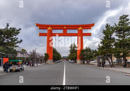 Ein Bild vom großen Torii-Tor neben dem Heian-Schrein Stockfoto