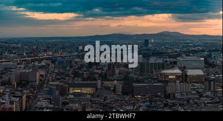 Ein Panoramabild der Stadt Kyoto, aufgenommen bei Sonnenuntergang Stockfoto