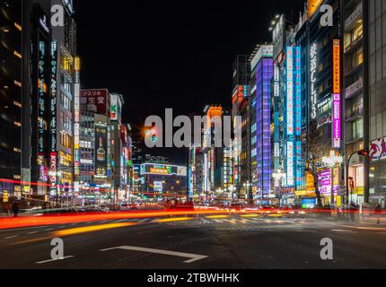 Ein Bild der Yasukuni-dori Ave in Shinjuku (Tokio) bei Nacht Stockfoto