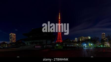 Ein Panoramabild des Tokioter Turms aus Sicht vom Zojoji-Tempel bei Nacht Stockfoto