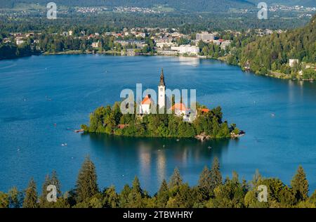 Ein Bild der Insel Bled in der Mitte des Bleder Sees, von einem Aussichtspunkt aus gesehen Stockfoto