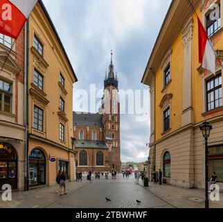 Ein Panoramabild einer ikonischen St. Marias Basilika von der Floria-ska-Straße in Krakau aus gesehen Stockfoto