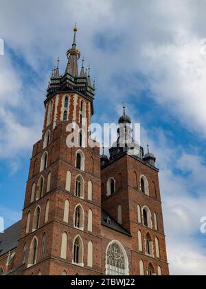 Ein Bild von einer ikonischen St. Marienkirche in Krakau Stockfoto