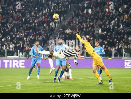 Turin, Italien. Dezember 2023. Weston McKennie aus Juventus (L) und Torhüter Alex Meret aus Napoli (R) wurden während des Spiels zwischen Juventus FC und Napoli im Rahmen der italienischen Serie A Im Allianz-Stadion in Turin gesehen. Endpunktzahl: Juventus FC 1:0, SSC Napoli. (Foto: Nderim Kaceli/SOPA Images/SIPA USA) Credit: SIPA USA/Alamy Live News Stockfoto