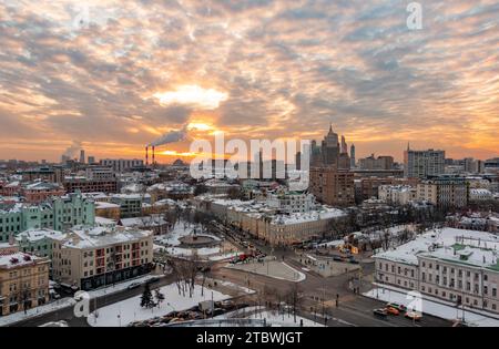 Ein Bild des Sonnenuntergangs über Moskau im Winter Stockfoto