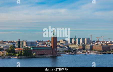 Ein Bild vom Stockholmer Rathaus, aufgenommen von der anderen Seite des Wassers Stockfoto