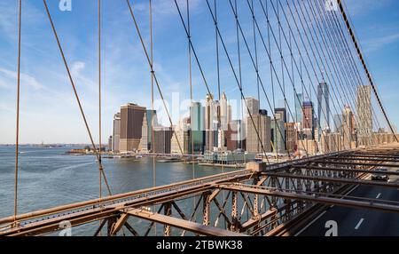 Ein Bild von Lower Manhattan von der Brooklyn Bridge aus gesehen Stockfoto