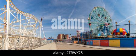 Ein Panoramabild des Vergnügungsparks von Coney Island Stockfoto