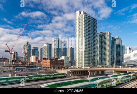 Ein Bild von vielen Wohngebäuden neben den Bahngleisen in Toronto Stockfoto