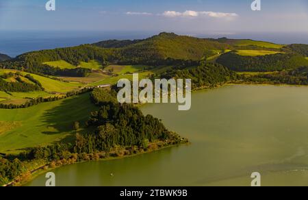 Ein Bild des Furnas-Sees und der umliegenden Landschaft Stockfoto