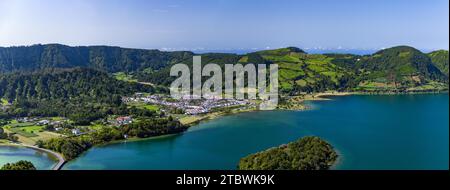 Ein Panoramabild der Blauen Lagune, der größten der beiden, die den See der Sieben Städte bilden (Lagoa das Sete Cidades), und der Stadt Sete Cidades Stockfoto