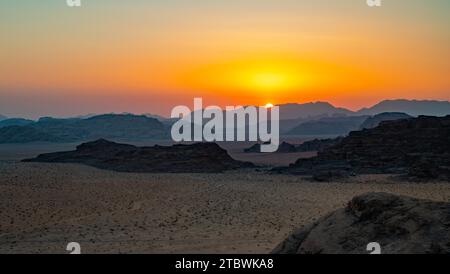 Ein Bild der atemberaubenden Wüstenlandschaft von Wadi Rum bei Sonnenuntergang Stockfoto