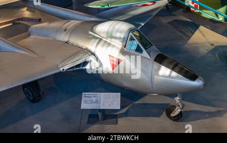 Ein Bild des Vampirflugzeugs de Havilland DH.100 im Haupthangars des Polnischen Luftfahrzeugmuseums Stockfoto