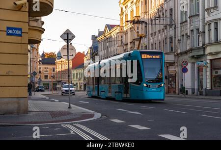 Ein Bild einer Straßenbahn auf den Straßen von Ostrava Stockfoto