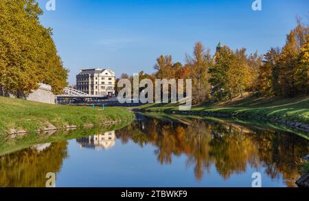 Ein Bild des Flusses Ostravice und des Laubs in Ostrava im Herbst Stockfoto