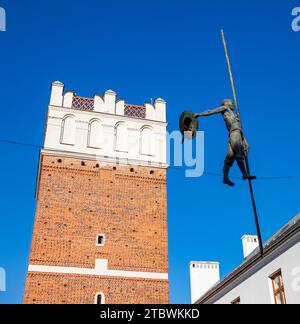 Ein Bild vom Opatowska-Tor und der Rafter-Skulptur in Sandomierz Stockfoto