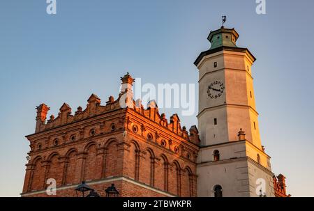 Ein Bild vom Rathaus Sandomierz bei Sonnenuntergang Stockfoto