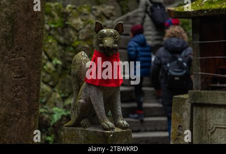 Ein Bild einer Fuchsstatue am Fushimi Inari Taisha Schrein Stockfoto