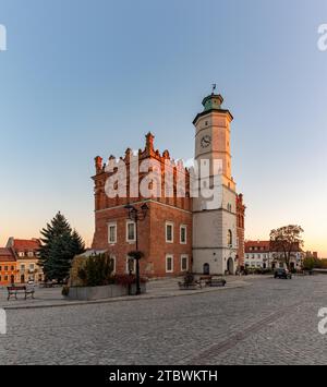 Ein Bild vom Rathaus Sandomierz bei Sonnenuntergang Stockfoto