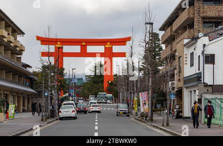 Ein Bild vom großen Torii-Tor neben dem Heian-Schrein Stockfoto