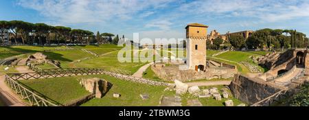 Ein Panoramabild des Circus Maximus Stockfoto