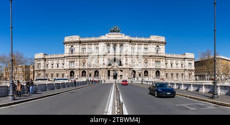 Ein Bild des Obersten Kassationsgerichts von der Brücke Ponte Umberto I. aus gesehen Stockfoto