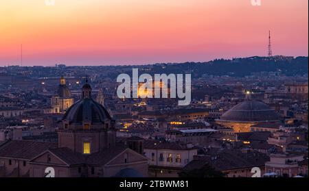 Ein Bild der Engelsburg bei Sonnenuntergang mit dem Pantheon auf der rechten Seite und der Gesu-Kirche auf der linken Seite Stockfoto