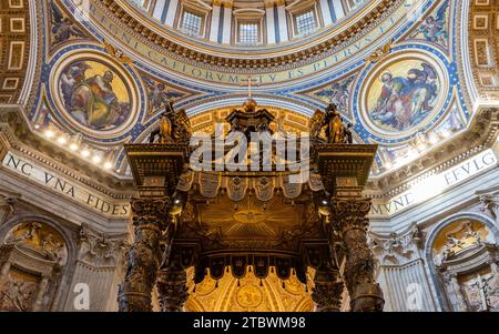 Ein Bild des oberen Abschnitts der St. Petersdom-Altar Stockfoto