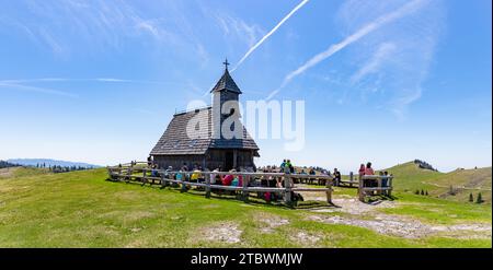 Ein Bild der Kapelle Maria des Schnees auf Velika Planina, oder dem großen Weideplateau Stockfoto