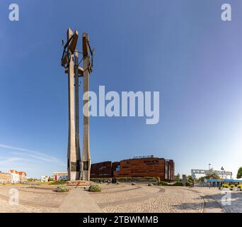 Ein Bild des Denkmals für die gefallenen Werftarbeiter von 1970 und des Europäischen Solidaritätszentrums (hinten) Stockfoto
