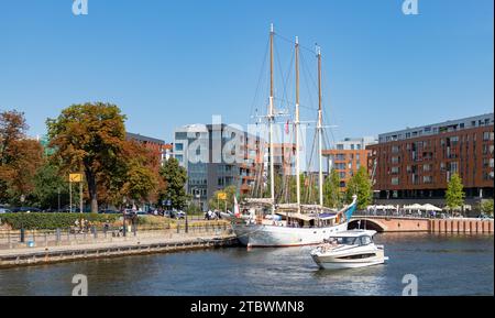 Ein Bild von einem Segelboot, das auf dem Fluss Motlawa in Danzig anlegt Stockfoto