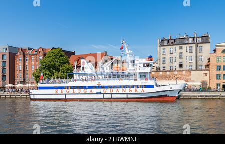 Ein Bild einer Fähre, die in Danzig am Motlawa-Fluss angedockt ist Stockfoto