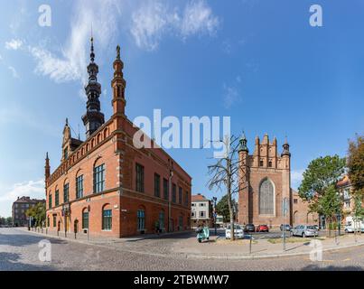 Ein Bild vom Alten Rathaus Danzig auf der linken Seite und der St. Josephs Kirche, rechts Stockfoto