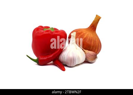 Frischer Knoblauch, Zwiebeln, rote Süße und Chilischoten auf weißem Hintergrund. Aromatisches Gemüse und Kräuter werden in allen möglichen Rezepten verwendet Stockfoto