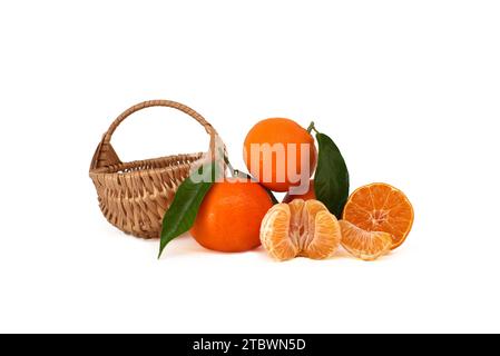 Mandarinen, Clementinen oder Mandarinen-Orangen mit grünen Blättern, geschälten Segmenten und halbgeschnittenen Zitrusfrüchten, die vorne isoliert auf weiß liegen Stockfoto