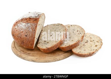 Brotscheiben isoliert auf weißem Hintergrund. Brotscheiben in einer niedrigen Ansicht. Vorderansicht Stockfoto