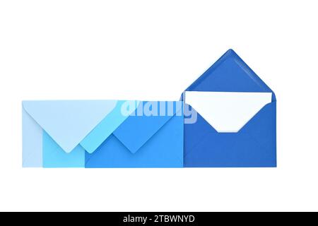 Umschläge in blauen Farbtönen mit einer weißen, weißen, weißen Karte auf weißem Hintergrund, von oben betrachtet. Draufsicht Stockfoto