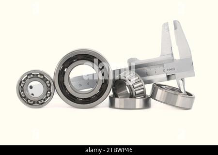 Bremssattel und Rollenlager auf weißem Hintergrund messen. Maschinenbau und Automobilindustrie Stockfoto