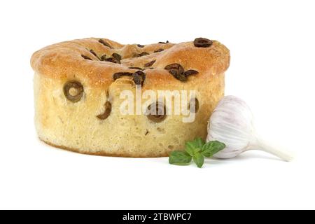 Rundes Focaccia-Brot mit Oliven, Knoblauch und Basilikum isoliert auf weißem Hintergrund Stockfoto