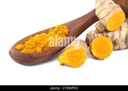 Kurkumapulver in Holzlöffel und (Curcuma longa Linn) Rhizom isoliert auf weißem Hintergrund Stockfoto