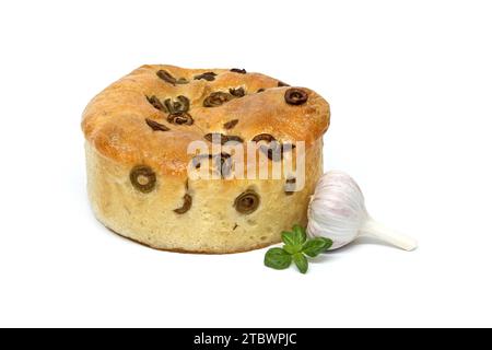 Rundes Focaccia-Brot mit Oliven, Knoblauch und Basilikum isoliert auf weißem Hintergrund Stockfoto