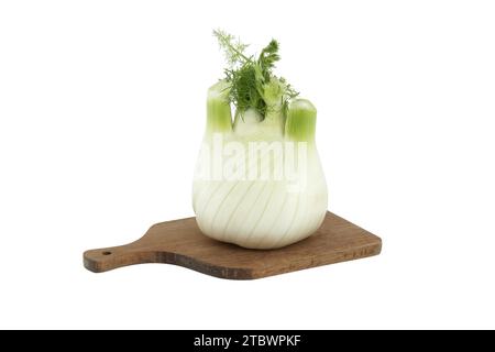 Einzelne frische Fenchelknolle mit Blättern auf Holzschneidplatte isoliert auf weißem Hintergrund Stockfoto